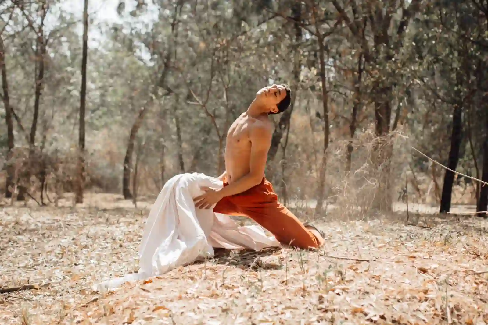 Álvaro Montelongo en movimiento en el bosque