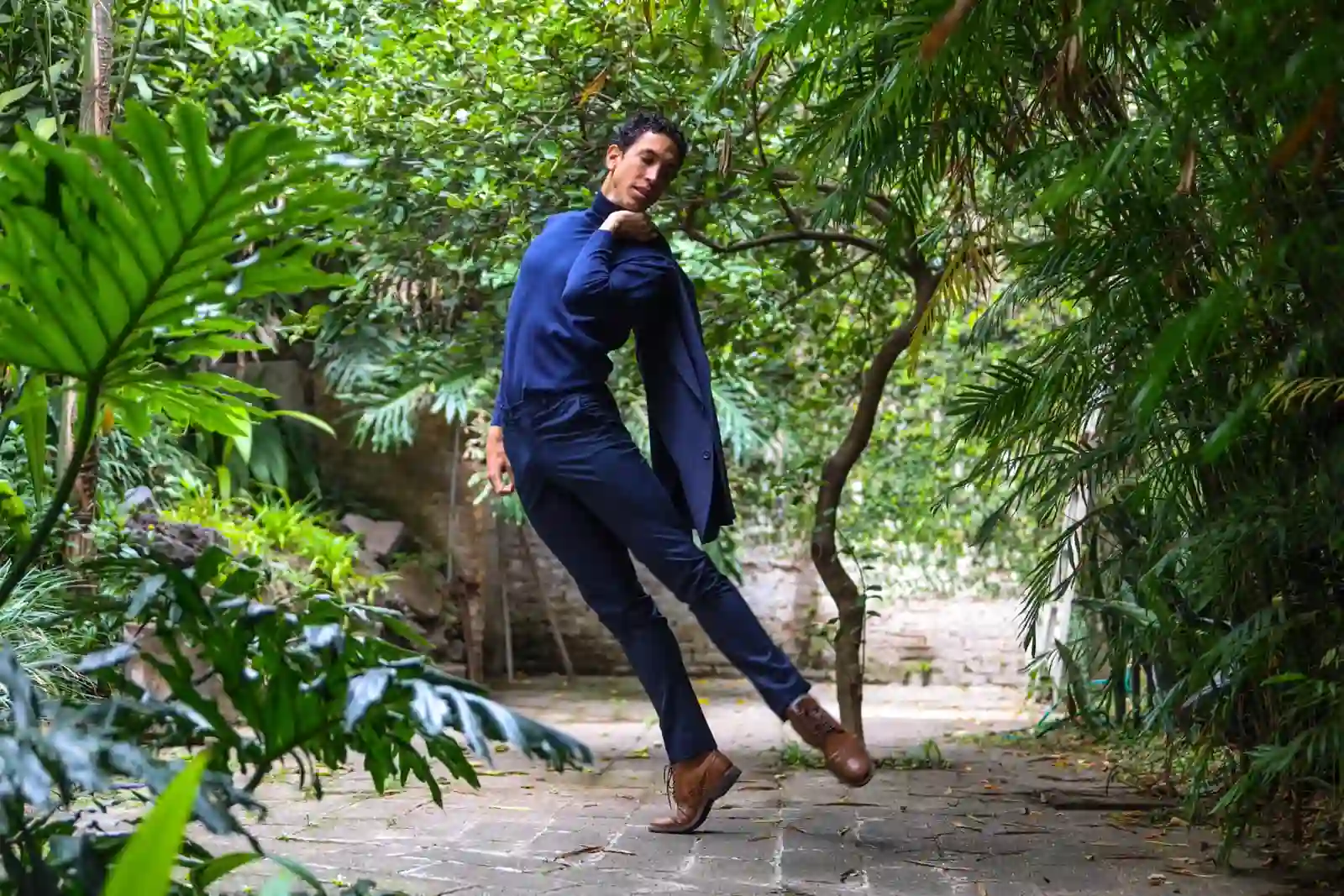 Álvaro Montelongo bailando en jardín